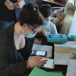 Трем ярославским семьям с детьми передали планшеты для учебы