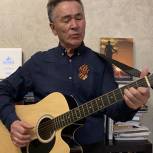 Иван Белеков перевел на алтайский язык и исполнил песню «День Победы»