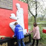 Волонтеры в Долгопрудном начали возложение цветов
