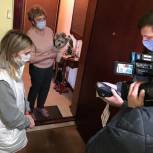Волонтеры помогают жителям оплатить коммунальные услуги, не выходя из дома 