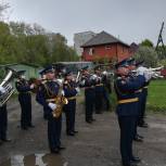Новосибирских ветеранов поздравили военные с оркестром