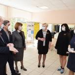 Депутаты Законодательного Собрания подарили планшеты школьникам