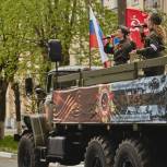 Дзержинские волонтеры организуют для ветеранов праздничные концерты во дворах 