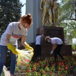 Активисты «Молодой Гвардии» вышли на уборку мемориалов Победы