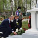 Владимир Киселев принял участие в акции «Цветы Победы»