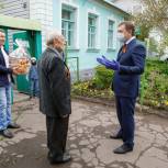 Владимир Нетёсов навестил участника Великой Отечественной войны