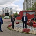 «Цветы Победы»: По просьбе ветеранов войны депутаты возлагают цветы к памятникам и мемориалам 
