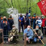 Активисты благоустроили могилы героев-кузбассовцев