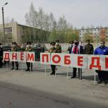 Для ветеранов Сургута организовали небольшие парады во дворах
