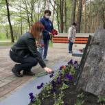 Единороссы Железнодорожного округа города Курска возложили цветы у воинского захоронения