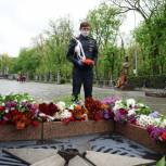 Волонтеры от имени ветеранов возложили цветы к мемориалам воинской славы