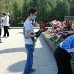 Томские волонтеры возложили цветы к вечному огню в ходе акции "Цветы Победы" в Лагерном саду