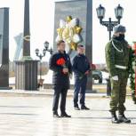 Артюхов поздравил ямальцев с Днем Победы и возложил цветы к Вечному огню