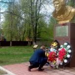 По просьбе участницы войны Нины Ивановны Новиковой партийцы возложили цветы к воинскому мемориалу