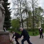Партийцы Балашихи возложили цветы к Обелиску «Скорбящая мать» в микрорайоне Саввино Балашихи