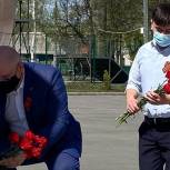 Ветераны обратились к единороссам с просьбой возложить за них цветы