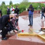Партийцы ЕР возложили цветы от имени ветеранов Чеченской Республики в память их боевых товарищей