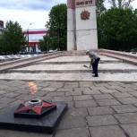 В Петровске от лица ветеранов партийцы возложили цветы к Вечному огню