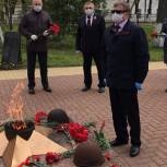 Владимир Вшивцев возложил цветы к мемориалу Славы на площади Партизан в Рузе