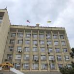Российские триколоры украшают здания Элисты в День Победы