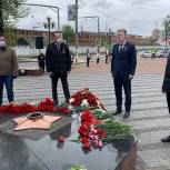 Владимир Ружицкий возложил цветы к мемориалу «Вечный огонь» в Люберцах