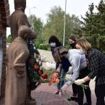 В рамках акции «Цветы Победы» партийцы возложили цветы к мемориалам и памятникам от имени ветеранов великой Отечественной войны