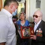Ветерану войны из Новосибирска, сражавшемуся за Курилы, подарили книгу сибирских авторов «Живем и помним»