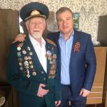 Депутат гордумы поблагодарил ветерана за мирное небо