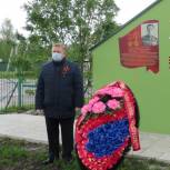 Александр Кичигин возложил цветы к местам воинских захоронений в Курском районе