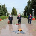В Канаше состоялось возложение венков и цветов к Вечному огню Мемориала Славы и обелиску Славы 