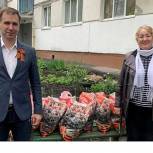 Иван Краснов вручил жителям своего избирательного округа продуктовые наборы и маски