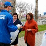 Волонтеры «Единой России» и "Молодой Гвардии" раздали 3000 бесплатных масок сахалинцам