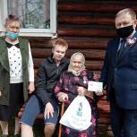 Анатолий Краев вручил юбилейную медаль труженице тыла 