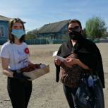 В Аскинском районе волонтеры раздали населению защитные маски