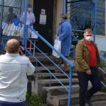 Единороссы Енисейского района доставляют врачам госпиталя для больных COVID-19 все необходимое