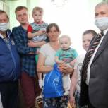 По инициативе Ивана Квитки многодетная семья из Ялуторовского района получила ноутбук