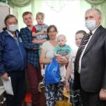 Многодетной семье из Ялуторовского района подарили ноутбук