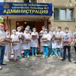  Новосибирским врачам передали продуктовые наборы к чаю