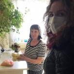 Жители Ленинского района продолжают получать продукты первой необходимости