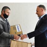 Отцу семерых детей для онлайн обучения  Федор Тощев вручил ноутбук
