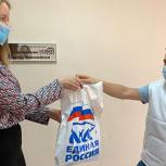 Журналистам Ханты-Мансийска передали защитные маски