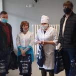 В Дно медикам поста скорой помощи передали продуктовые наборы 