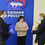 Партийцы вручили сладкий подарок многодетной тобольской семье