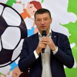 Евгений Макаренко ведет волонтерскую работу