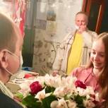Семье из Муравленко партийцы подарили бытовую технику