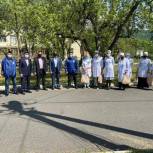 Волонтеры продолжают поддерживать врачей чайными наборами