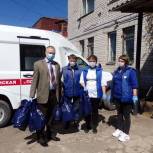 В Порхове медикам поста скорой помощи передали продуктовые наборы