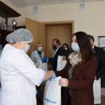 Губкинское местное отделение партии передало чайные продуктовые наборы медработникам центральной районной и деткой больниц