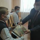 Депутат Госсовета Татарстана передал школьникам планшеты для дистанционного обучения