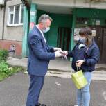 Липчанка передала волонтерскому центру очередную партию масок